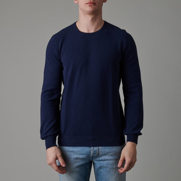 La Fileria Structured Cotton Pullover Navy – gedragen vooraanzicht