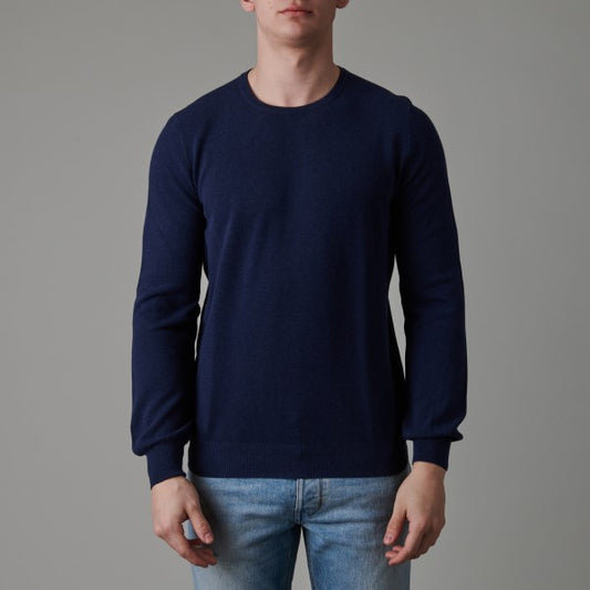 La Fileria Structured Cotton Pullover Navy – gedragen vooraanzicht