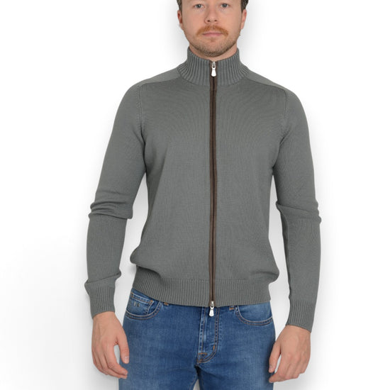 La Fileria Sage Green wollen full zip cardigan vooraanzicht op Matthias in maat 50