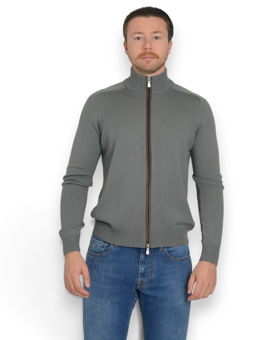 La Fileria Sage Green wollen full zip cardigan vooraanzicht op Matthias in maat 50