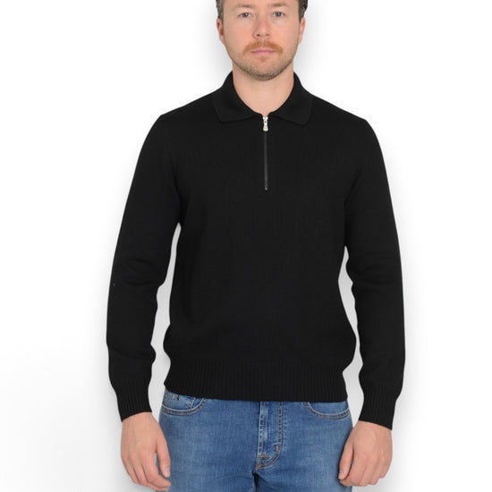 La Fileria zwarte wollen halfzip, gedragen vooraanzicht met gesloten rits