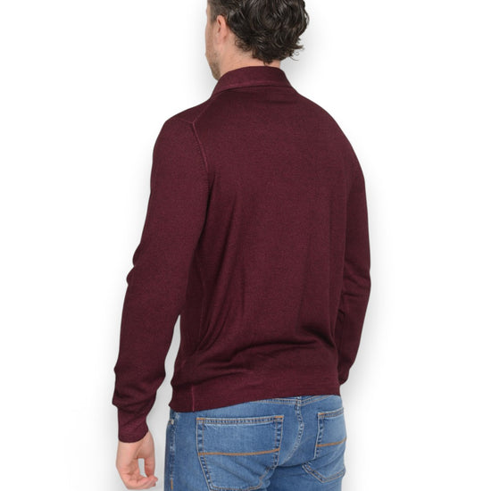 Achteraanzicht van de La Fileria merinopolo in Framboise Red, gedragen door Matthias
