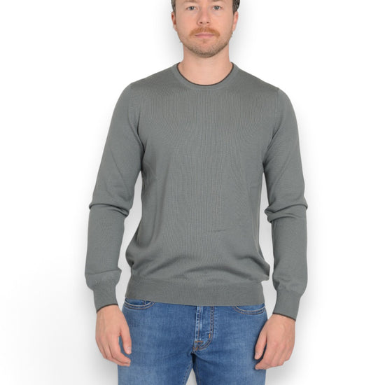 La Fileria Sage Green merinowollen pull vooraanzicht op Matthias in maat 50