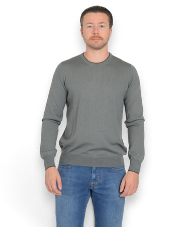 La Fileria Sage Green merinowollen pull vooraanzicht op Matthias in maat 50