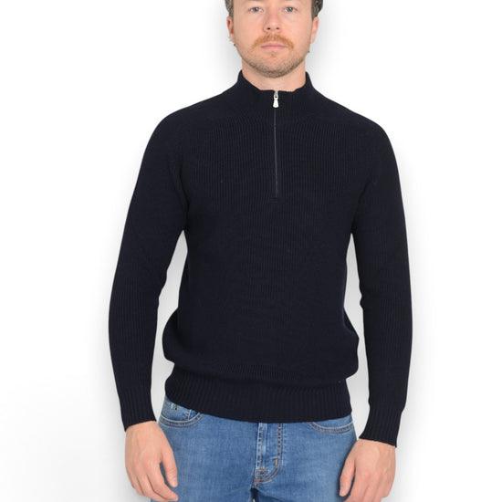 La Fileria Rain Wool mock zip donkerblauw vooraanzicht op Matthias in maat 50