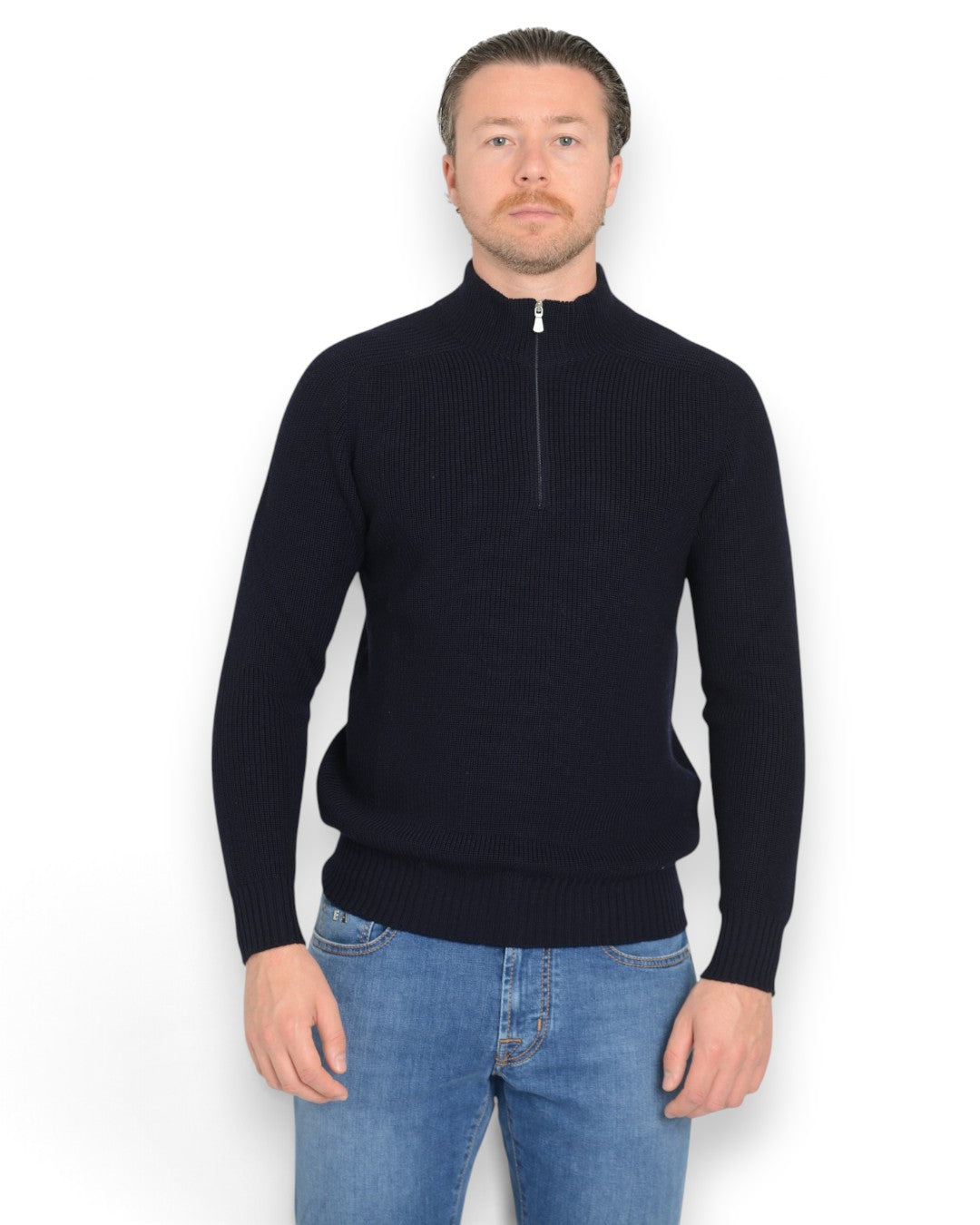 La Fileria Rain Wool mock zip donkerblauw vooraanzicht op Matthias in maat 50