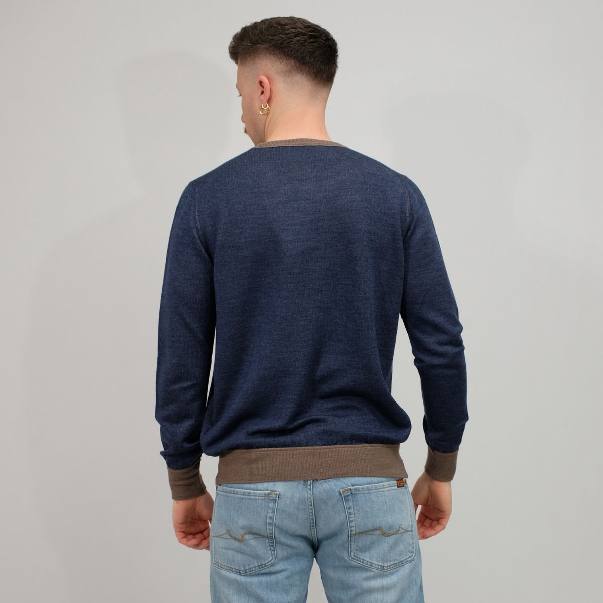 La Fileria Wool Silk Crewneck Navy Brown — achteraanzicht op model