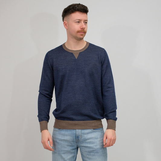 La Fileria Wool Silk Crewneck Navy Brown — pasvorm op model