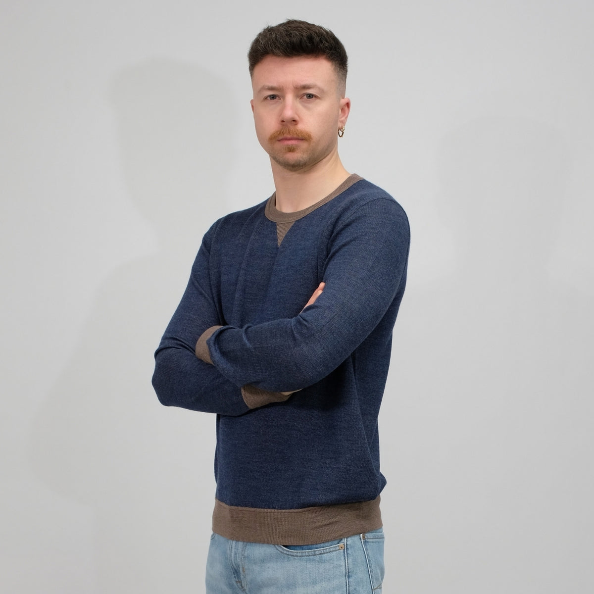 La Fileria Wool Silk Crewneck Navy Brown — schuin vooraanzicht op model