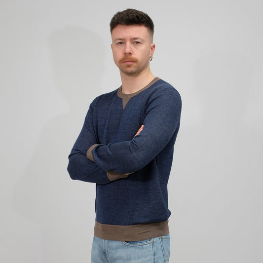 La Fileria Wool Silk Crewneck Navy Brown — schuin vooraanzicht op model