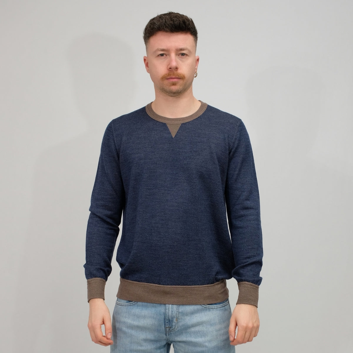 La Fileria Wool Silk Crewneck Navy Brown — vooraanzicht op model