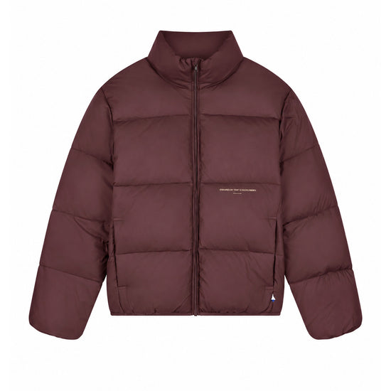 Law of the Sea Haze Short Puffer Jacket Huckleberry, voorkant van de bordeauxrode jas