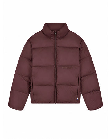 Law of the Sea Haze Short Puffer Jacket Huckleberry, voorkant van de bordeauxrode jas