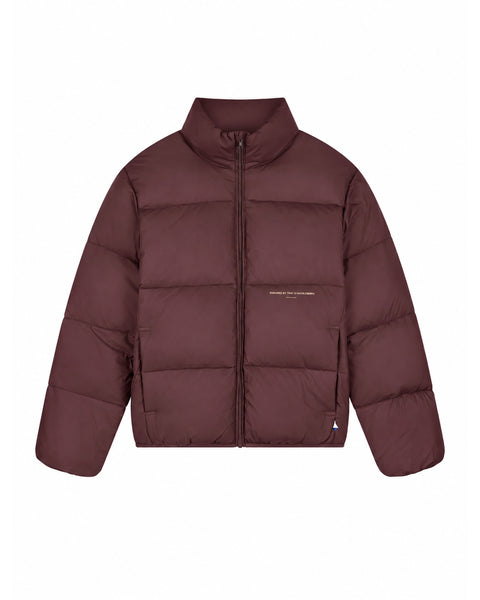 Law of the Sea Haze Short Puffer Jacket Huckleberry, voorkant van de bordeauxrode jas