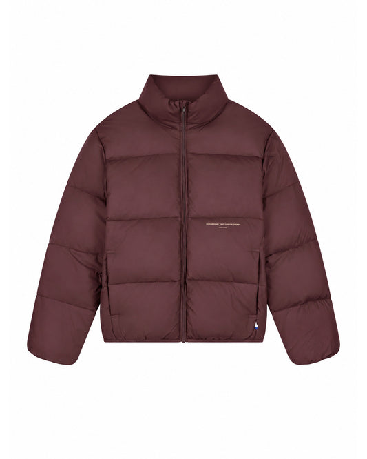 Law of the Sea Haze Short Puffer Jacket Huckleberry, voorkant van de bordeauxrode jas