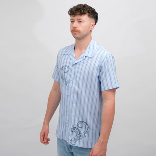 Libertine-Libertine Cave geborduurd hemd Oxford Blue – gedragen, schuin van voren