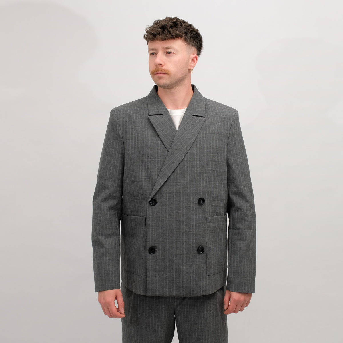 Libertine-Libertine Public krijtstreepblazer Grey Pin – gedragen, voorzijde van de blazer