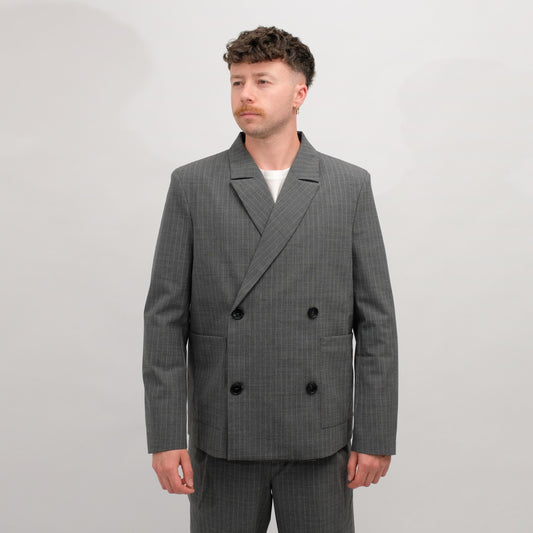 Libertine-Libertine Public krijtstreepblazer Grey Pin – gedragen, voorzijde van de blazer