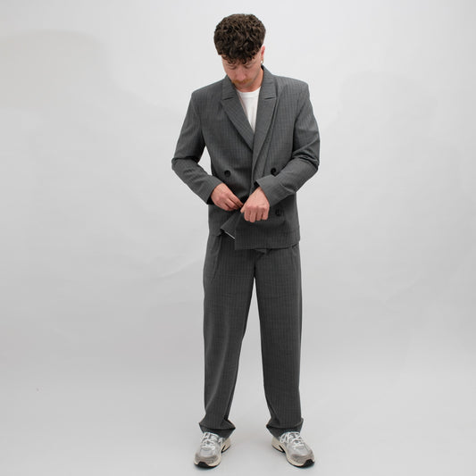 Libertine-Libertine Public krijtstreepblazer Grey Pin – gedragen, volledige combinatie