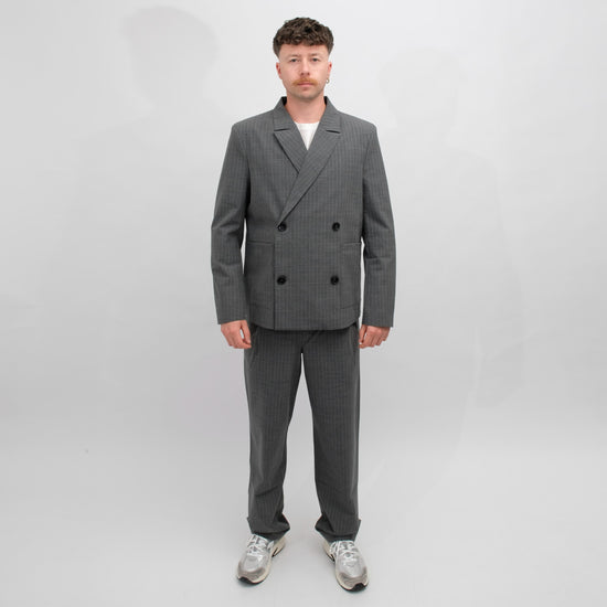 Libertine-Libertine Public krijtstreepblazer Grey Pin – gedragen met een grijze broek