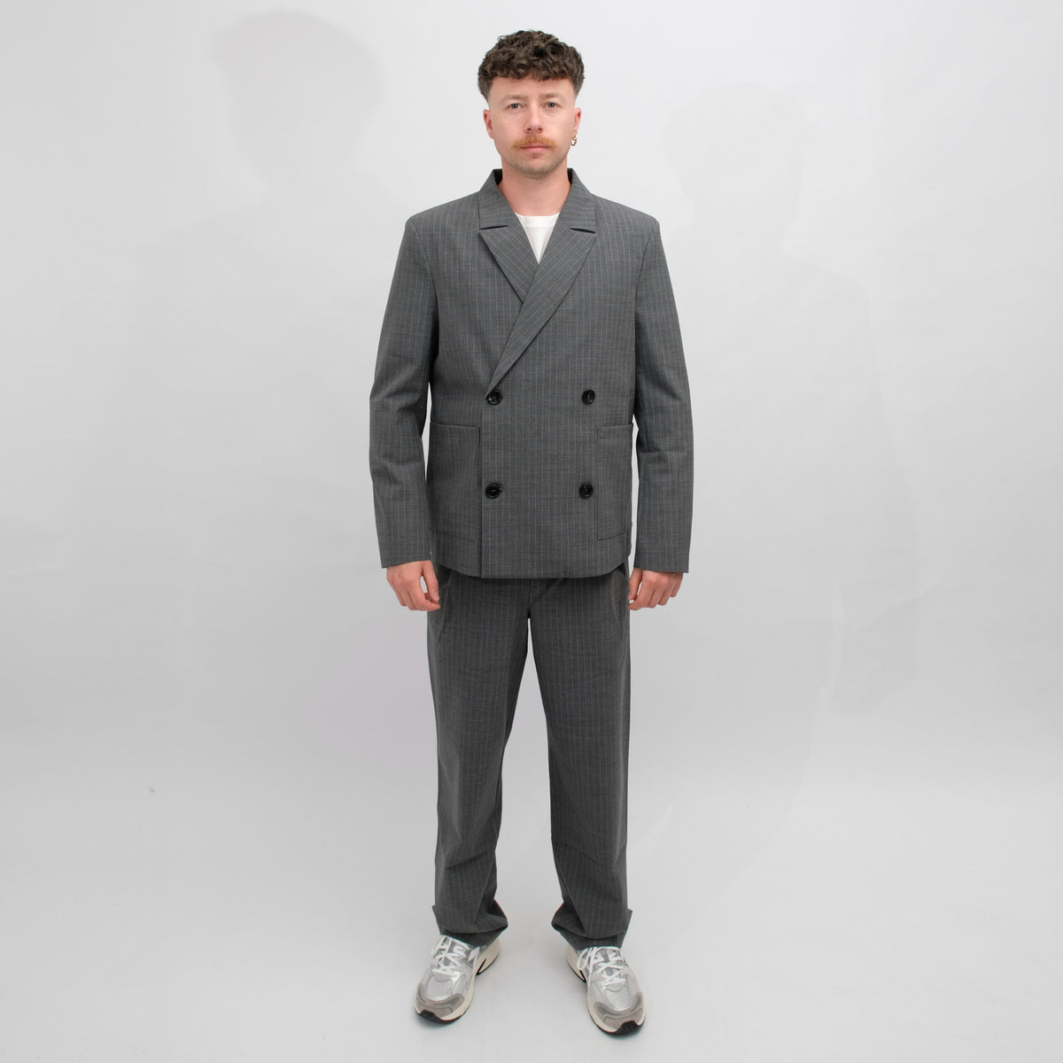 Libertine-Libertine Public krijtstreepblazer Grey Pin – gedragen met een grijze broek