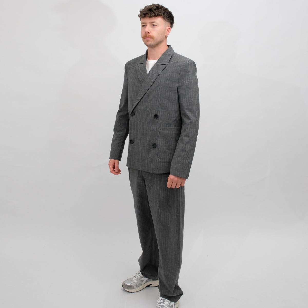 Libertine-Libertine Public krijtstreepblazer Grey Pin – gedragen, schuin van voren