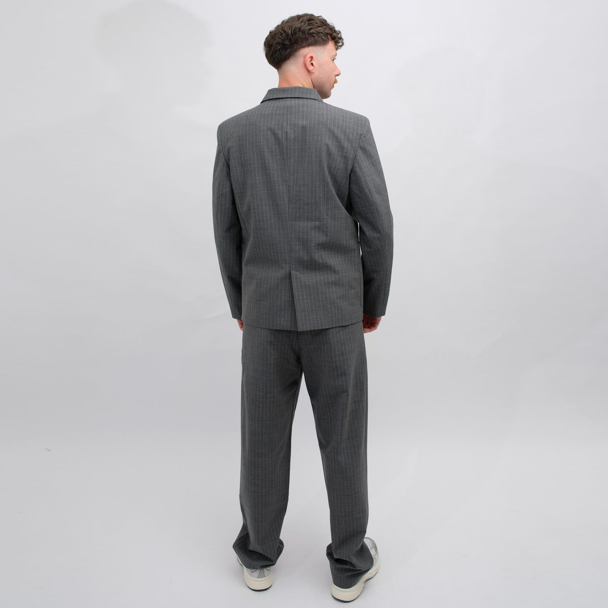 Libertine-Libertine Public krijtstreepblazer Grey Pin – gedragen, volledige achterzijde