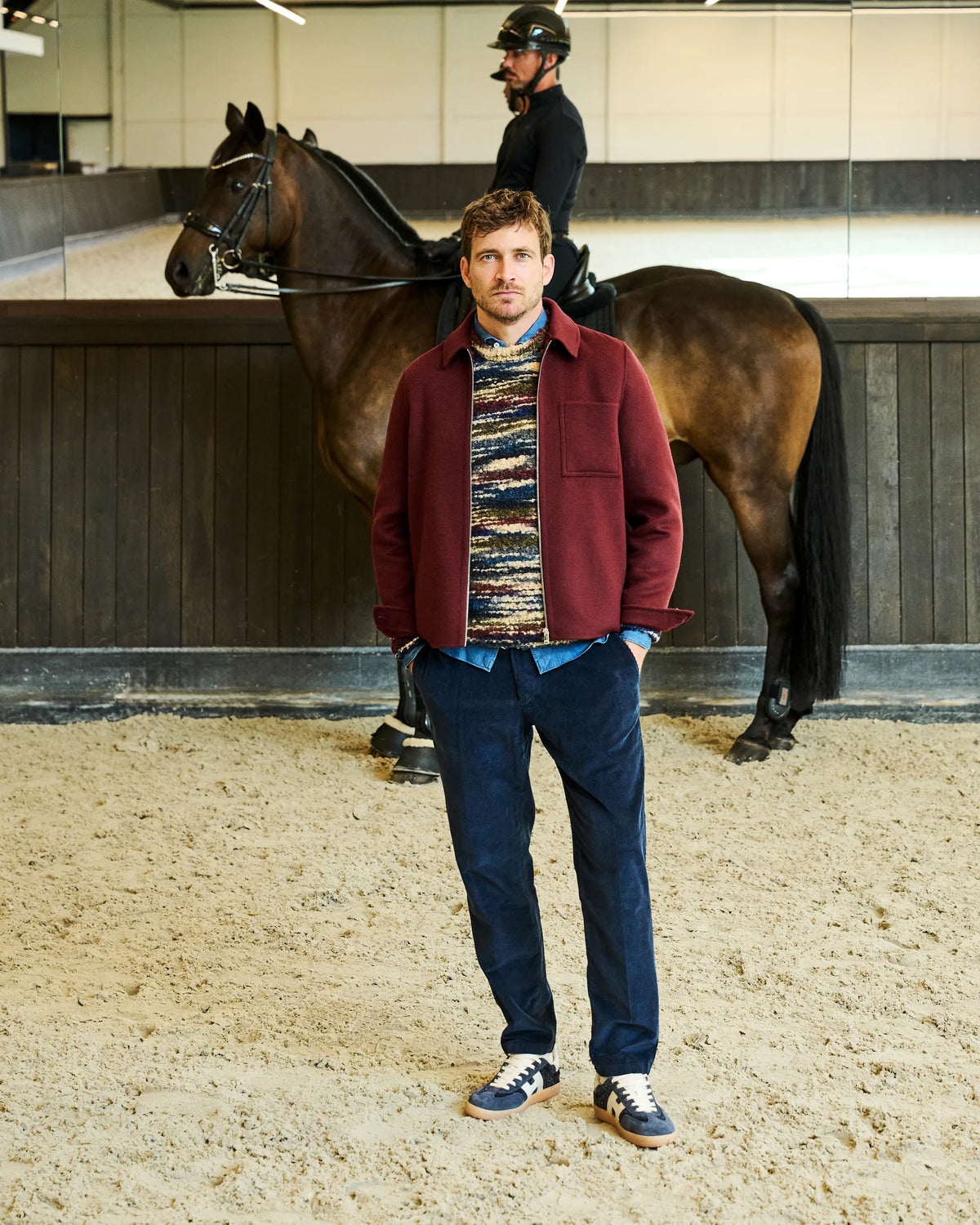 Burgundy in the Mix: Drykorn overshirt en knitwear met denim bij Begijnhoeve in Mol-Postel.