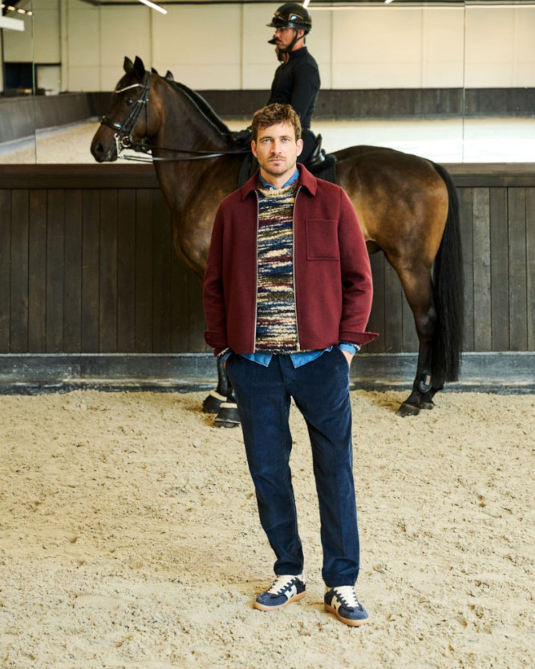 Bordeaux Drykorn Jerson jacket met blauwe knit en Hogan sneakers in The Hidden Estate