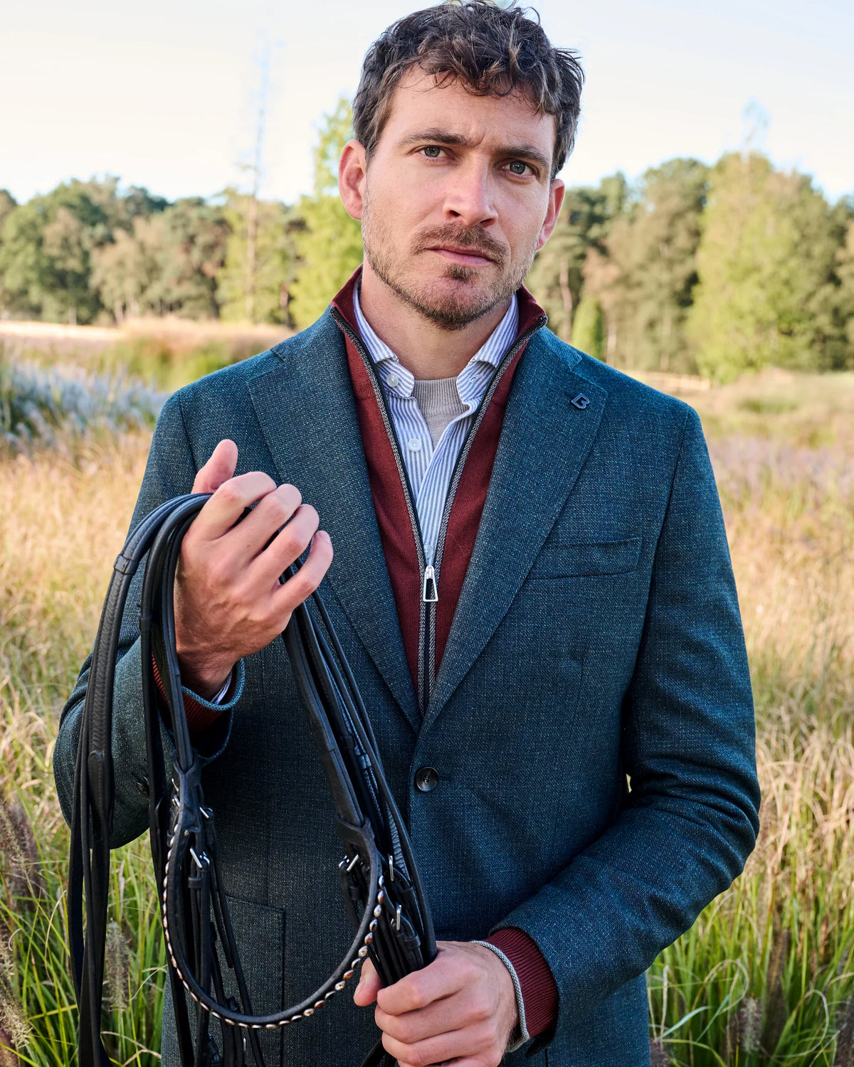 Blauwgroene BRERAS MILANO blazer met roestkleurige zip cardigan en licht hemd in het groen van Begijnhoeve.