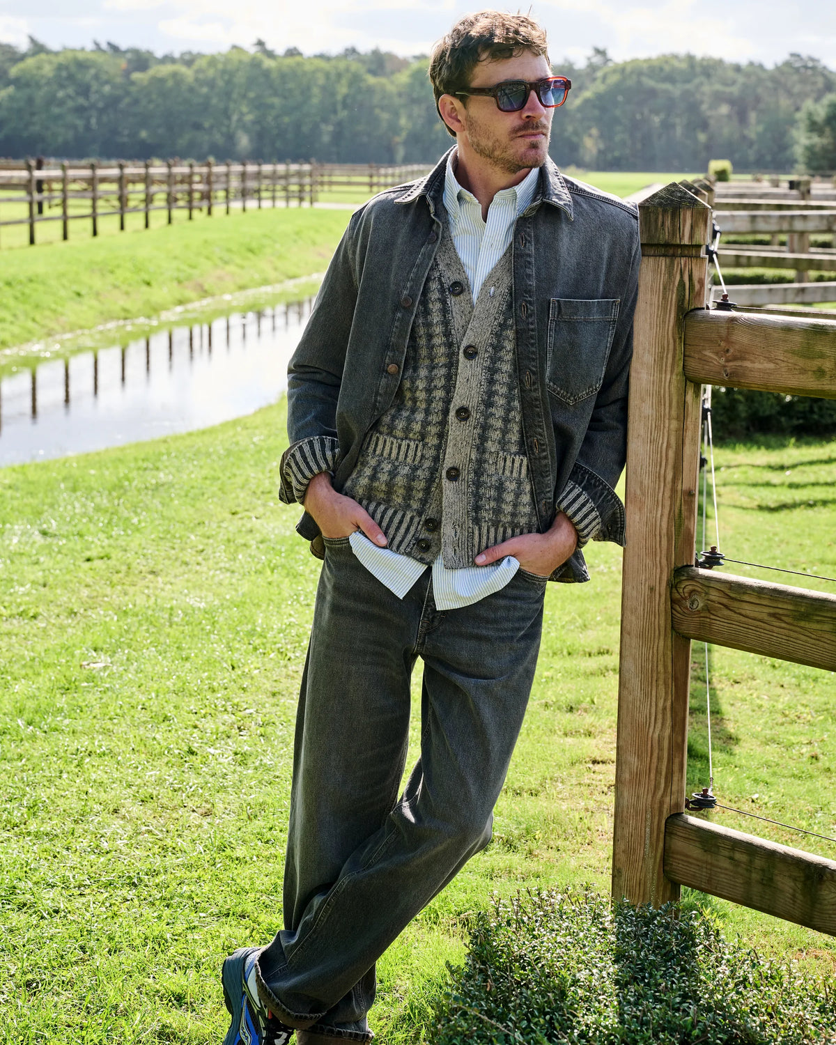 Donkere Drykorn denimlook met grijze kabelcardigan en licht hemd aan de paddock van Begijnhoeve.