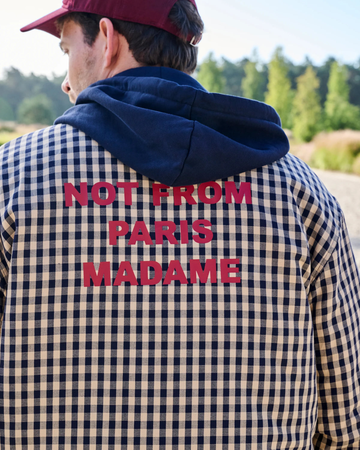 Achterzijde van het geruite Drôle de Monsieur Not From Paris Madame overshirt tijdens de Checkpoint Mol fotoshoot in Mol Postel