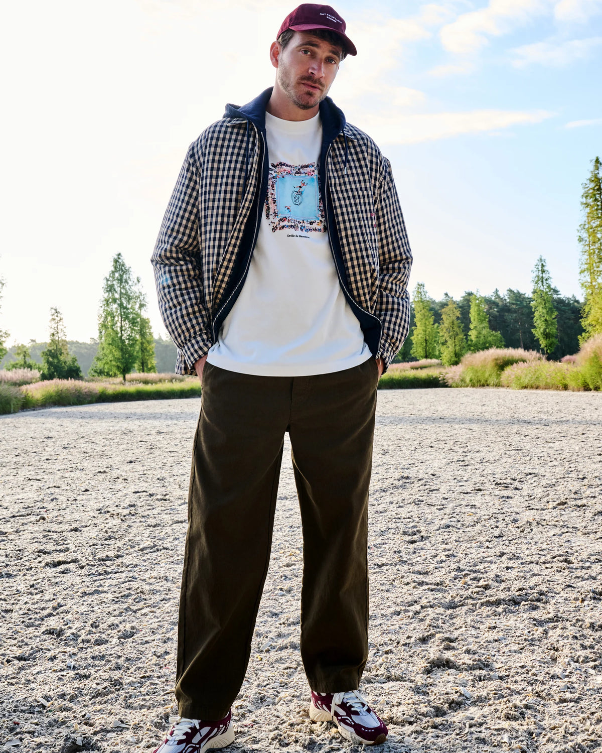 Geruit Drôle de Monsieur overshirt met grafisch T-shirt, wijnrode pet en khaki broek op Begijnhoeve.