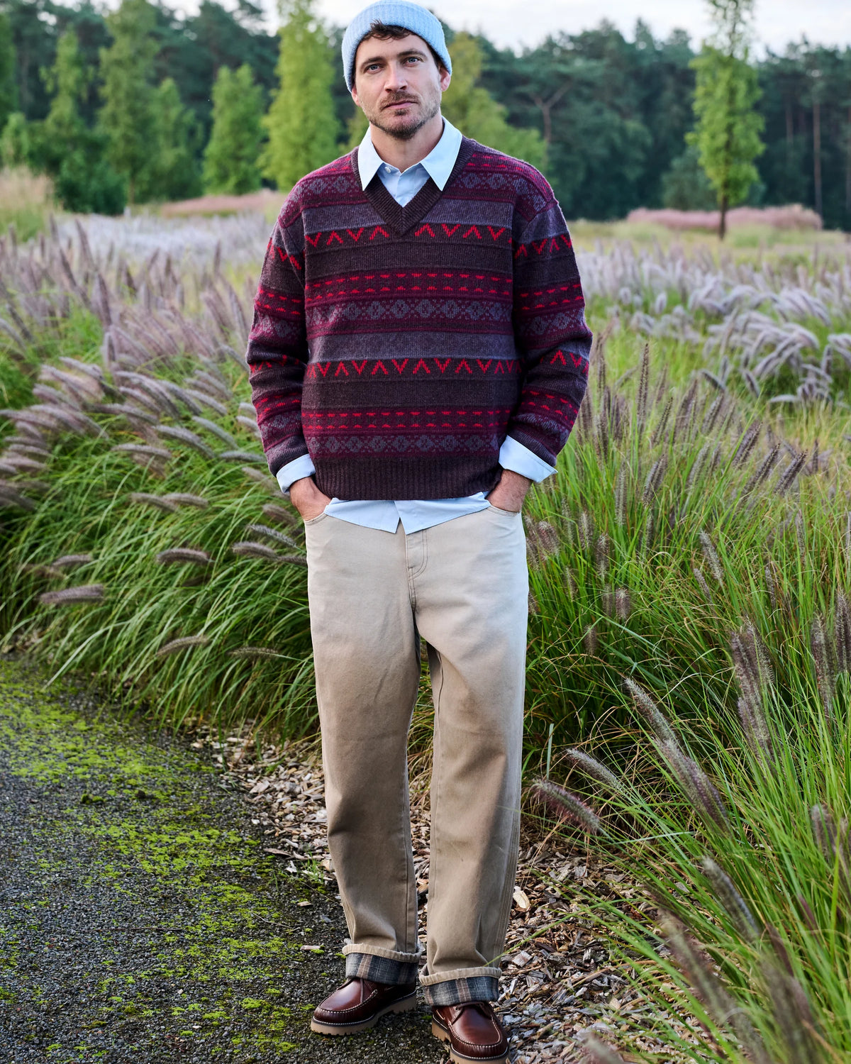 NN.07 gestreepte cardigan met lichtblauw hemd en beige broek bij Begijnhoeve in Mol-Postel.