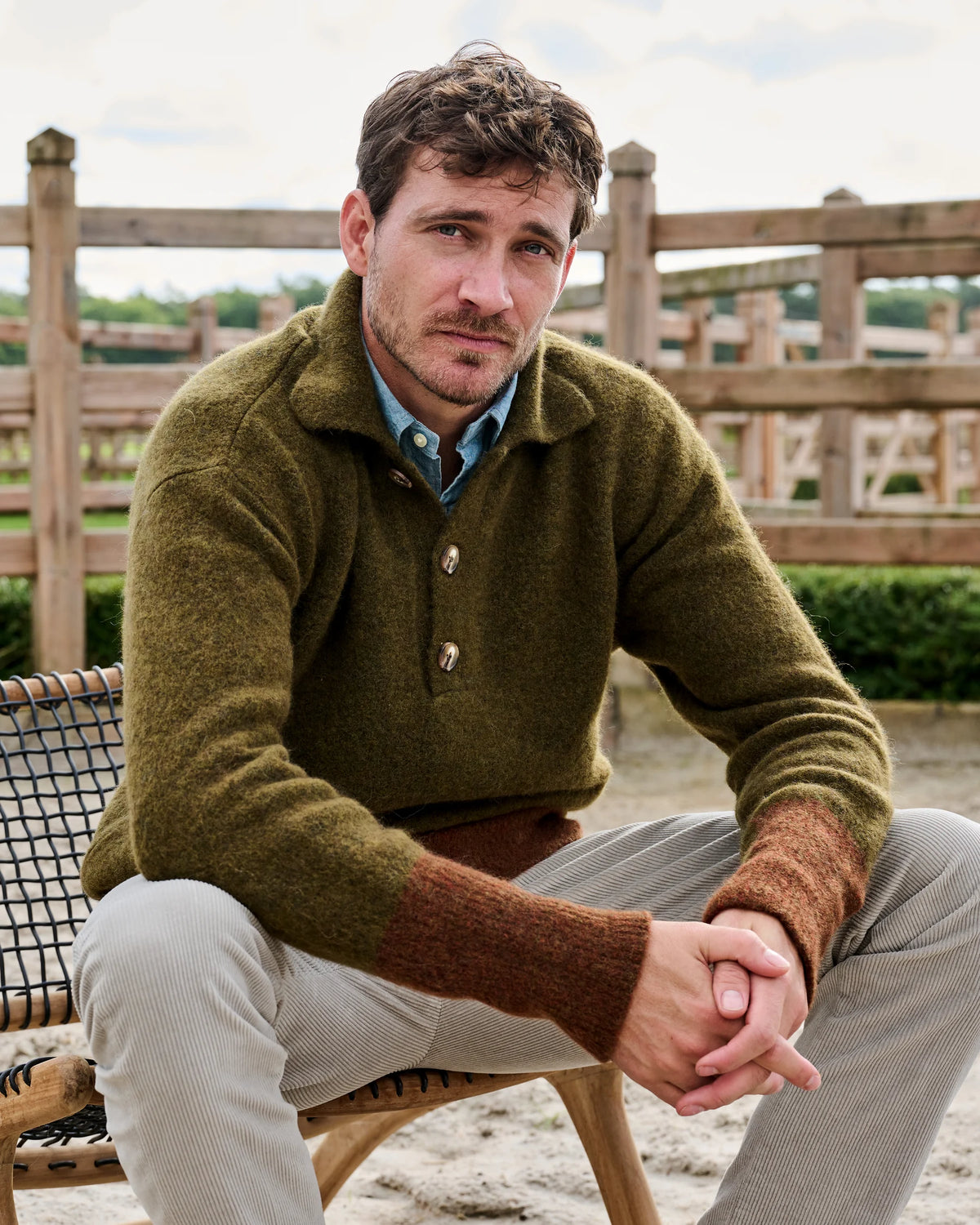 Groene Cesar Casier Alfi-polo met roestkleurige mouwboorden en lichte broek aan de paddock van Begijnhoeve.