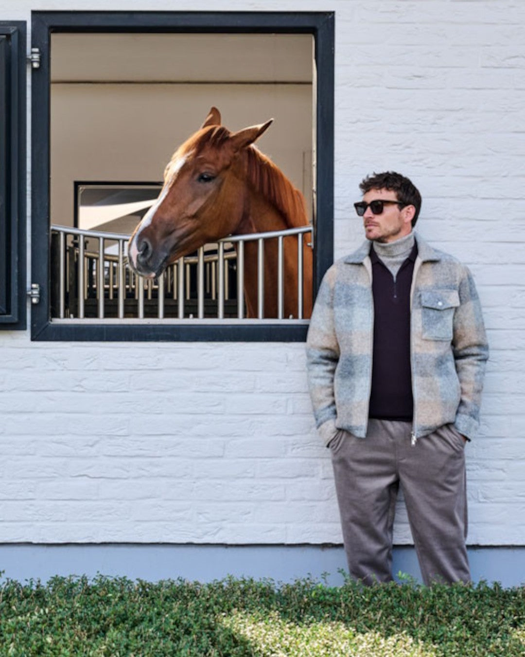 Genti ruitovershirt en taupe broek met Hogan sneakers op Begijnhoeve