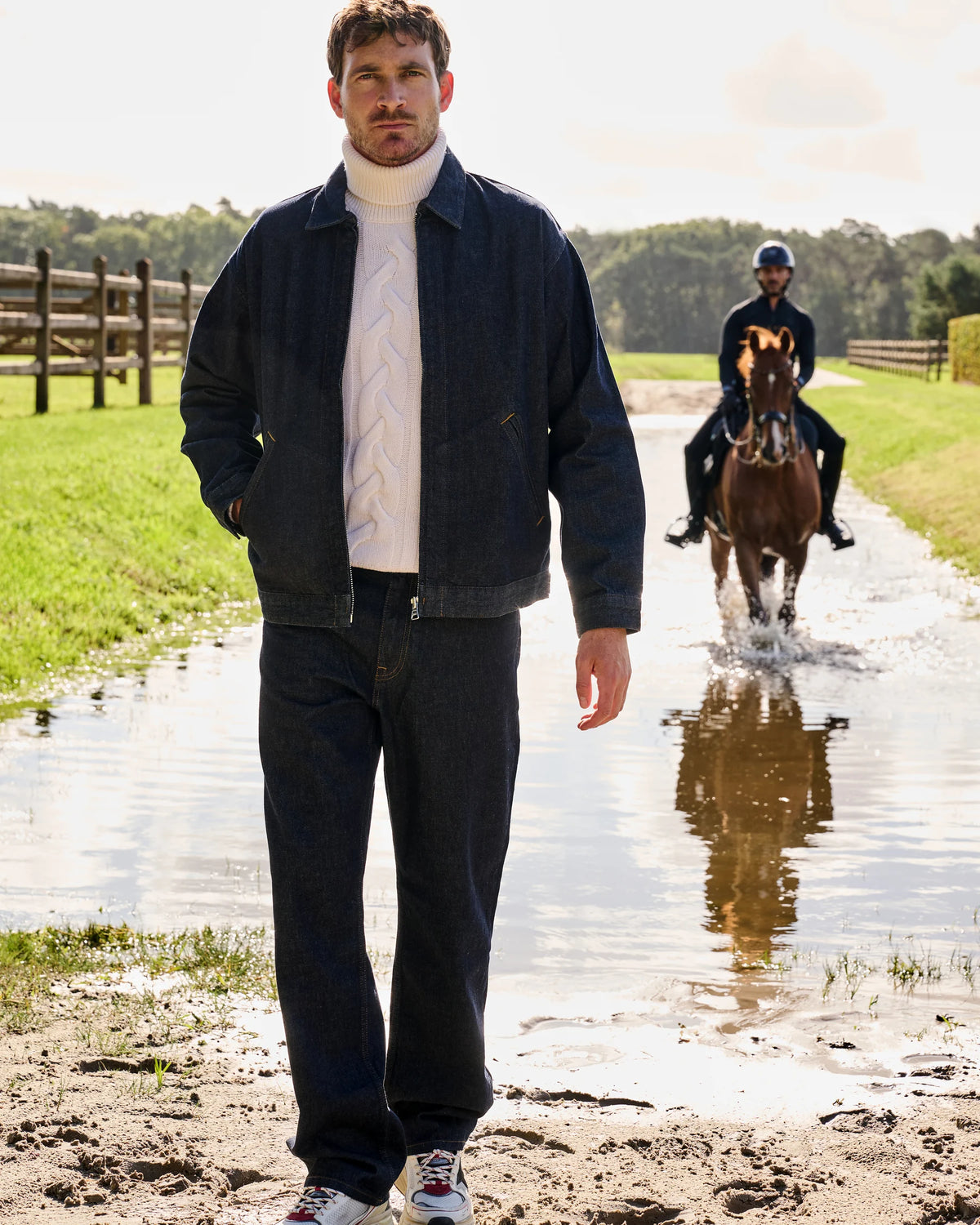 NN.07 raw indigo denimlook met ecru coltrui op het pad naast de paardenpiste van Begijnhoeve.