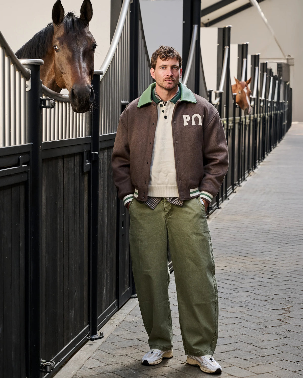 PAL Ranch Varsity Jacket, Gallop-knit en brede groene broek in de stallen van Begijnhoeve in Mol-Postel