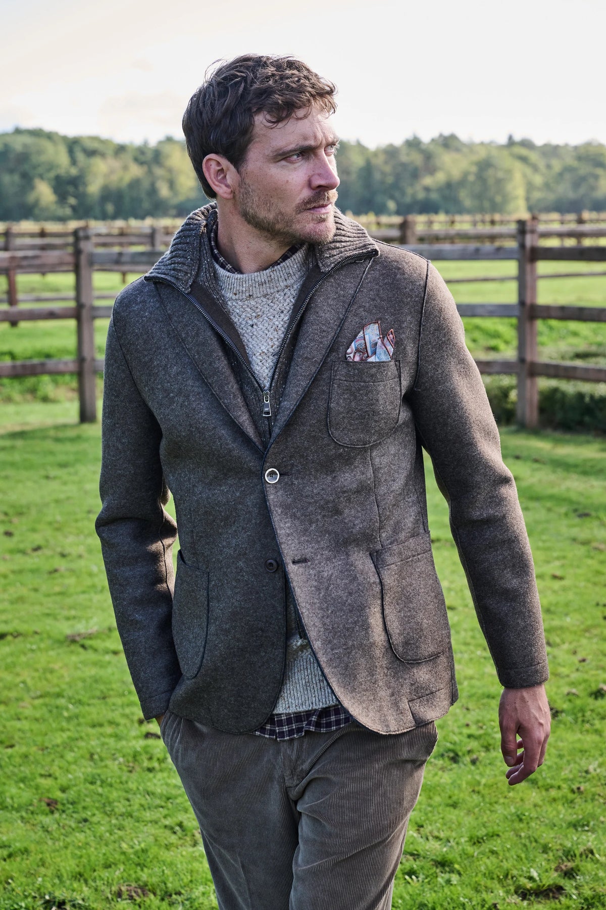 Bruine BOB blazer met bordeaux geruit hemd in het landschap van Mol-Postel.