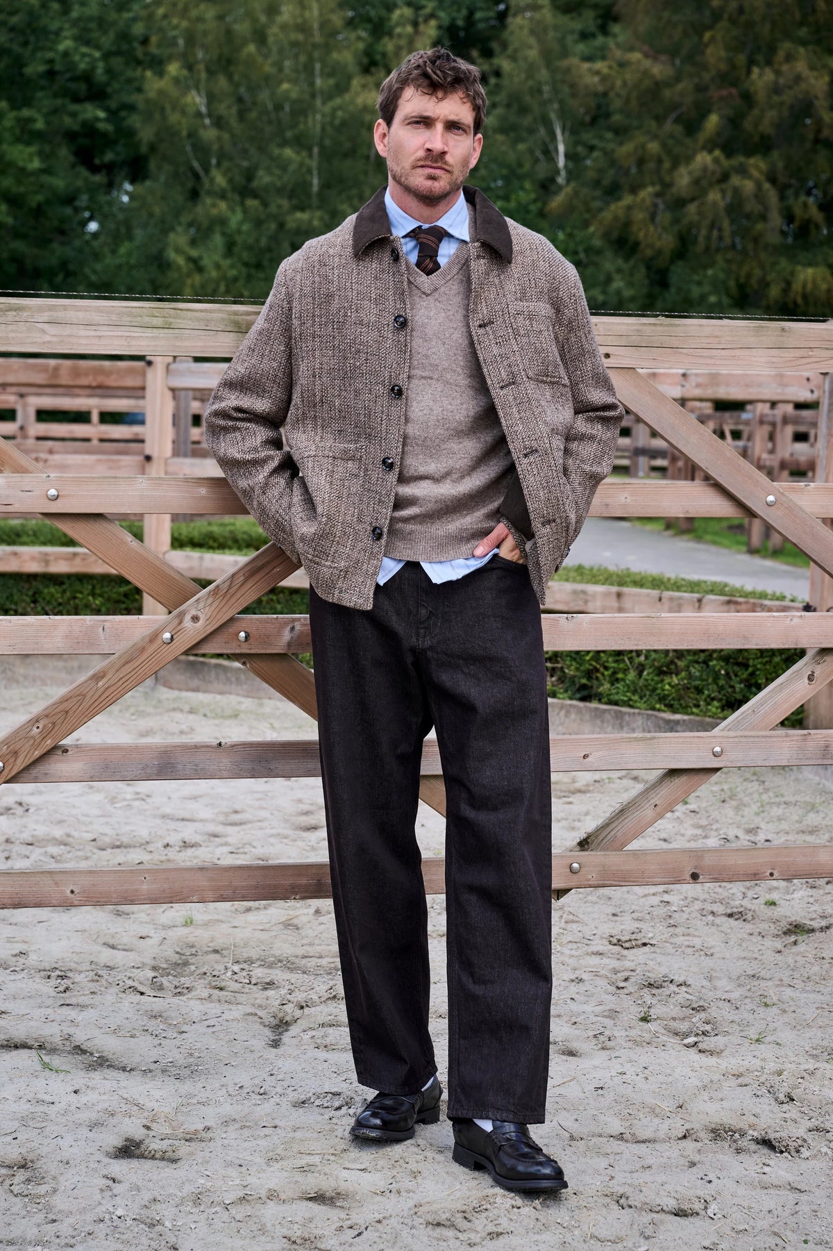 Mos Mosh Gallery tweed jasje met overhemd, gebreide das en wijde jeans bij Begijnhoeve.
