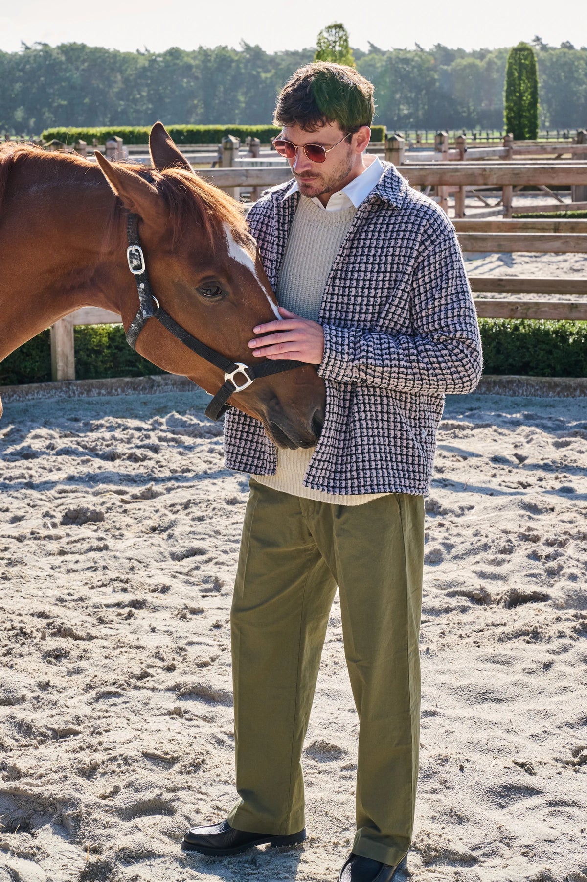 Law of the Sea geruit overshirt met olijfgroene broek naast een paard bij Begijnhoeve.