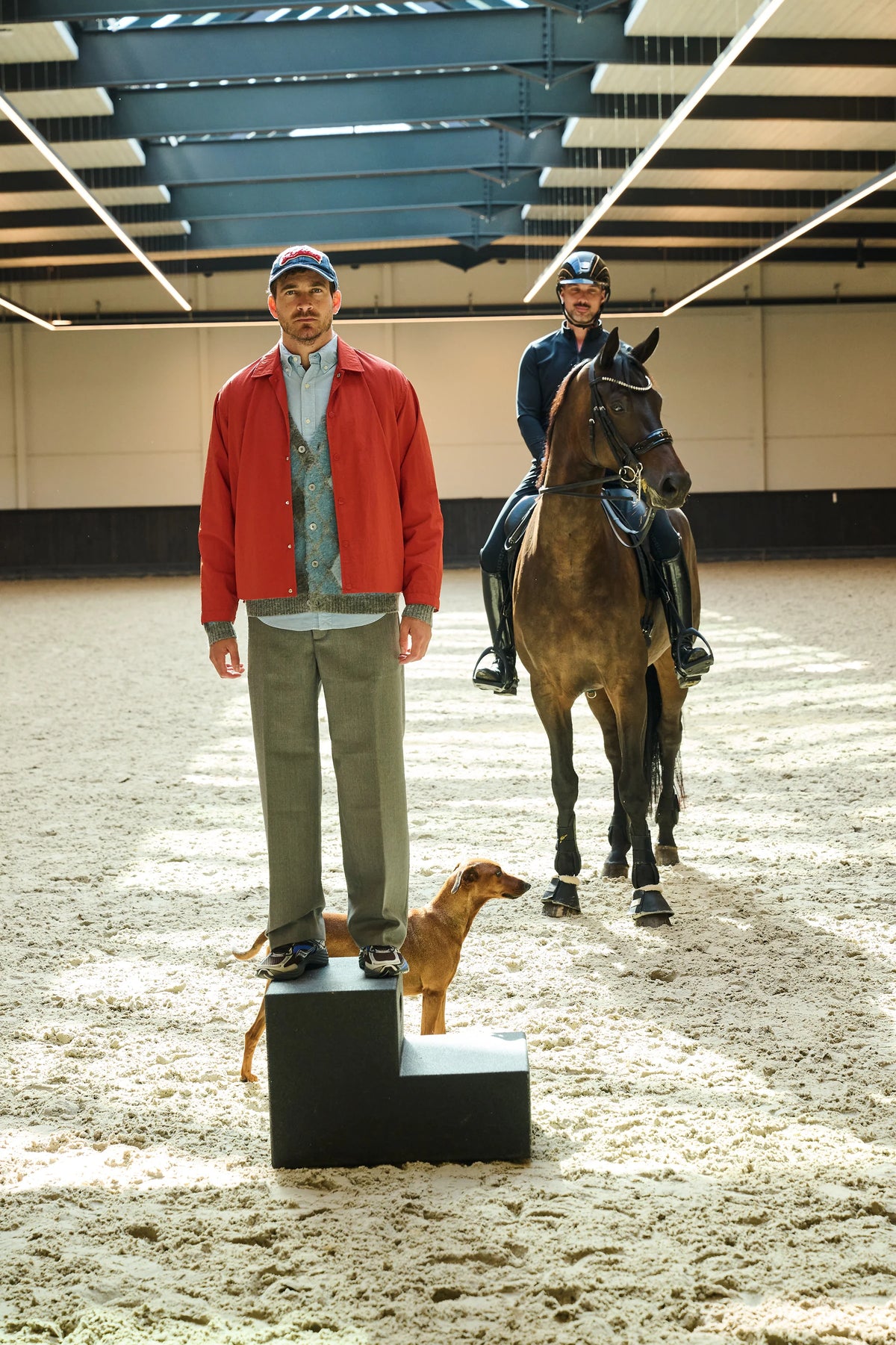 Rood NN.07 jasje met olijfgroene broek, naast paard en ruiter bij Begijnhoeve in Mol-Postel.