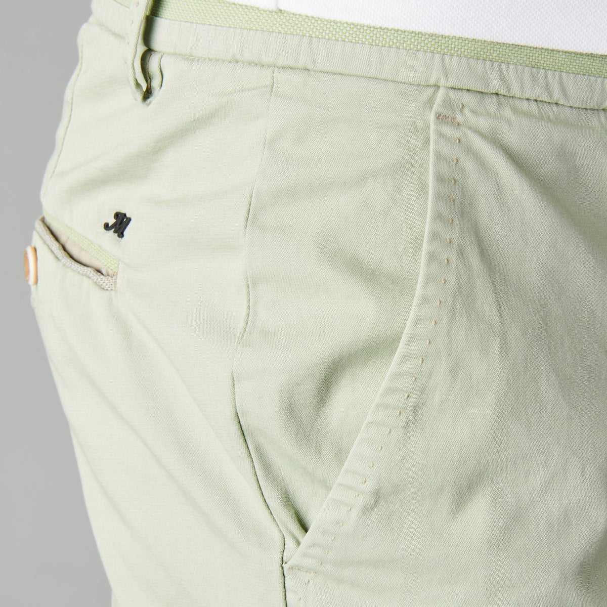Mason’s Torino Tapered Trousers Verdino Light Green – gedragen vooraanzicht