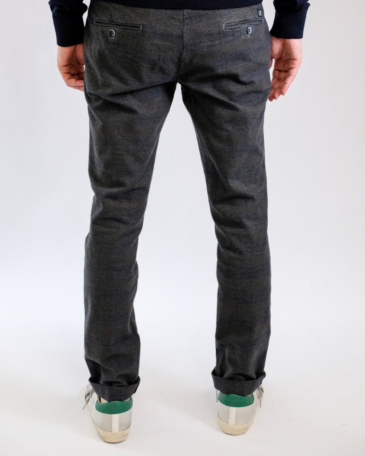 Mason's Blue Brown Torino Fine Check Regular Fit Trousers, gedragen achteraanzicht