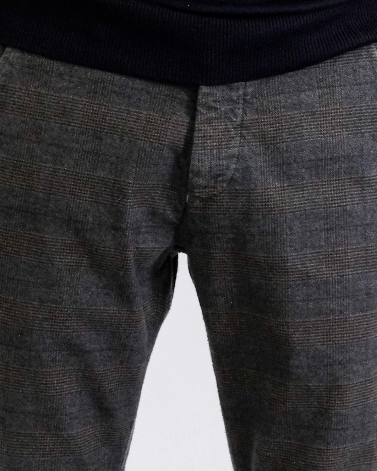 Mason's Blue Brown Torino Fine Check Regular Fit Trousers, gedragen detail ruitpatroon