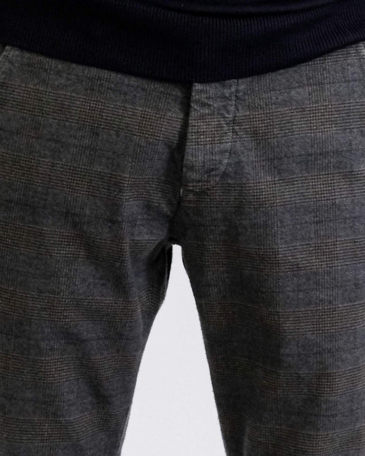 Mason's Blue Brown Torino Fine Check Regular Fit Trousers, gedragen detail ruitpatroon