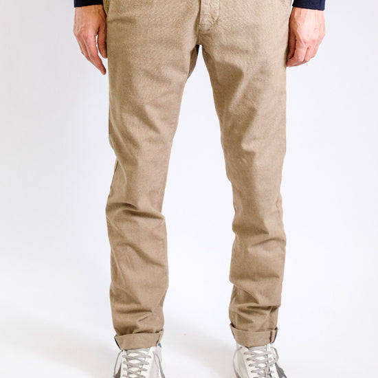 Mason's Camel Beige Torino Regular Fit Trousers, gedragen vooraanzicht