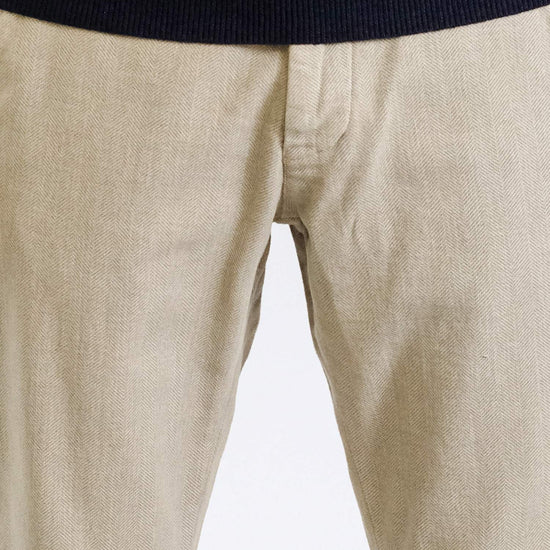 Mason's Camel Torino Herringbone Regular Fit Trousers, gedragen detail visgraat
