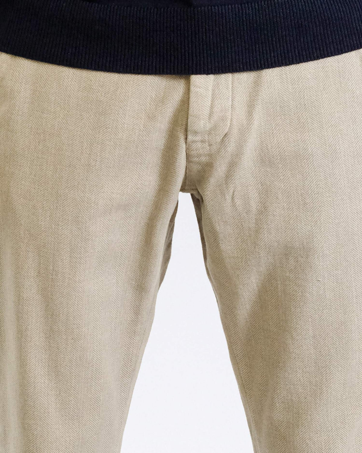 Mason's Camel Torino Herringbone Regular Fit Trousers, gedragen detail visgraat