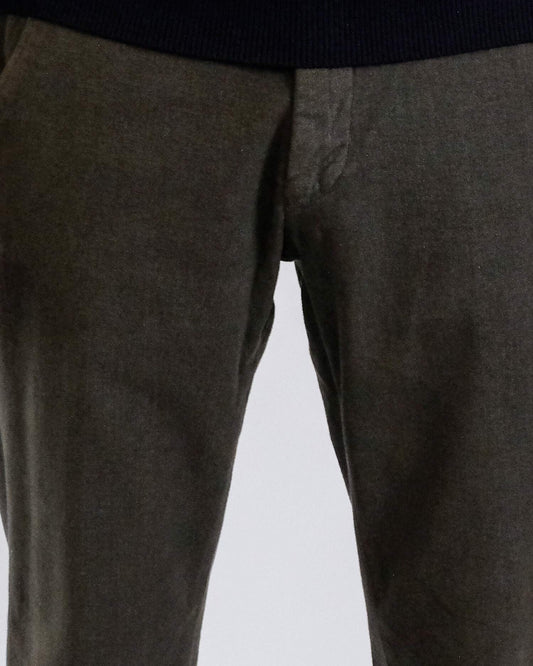 Mason's Dark Brown Torino Thin Check Regular Fit Trousers, gedragen detail ruitpatroon